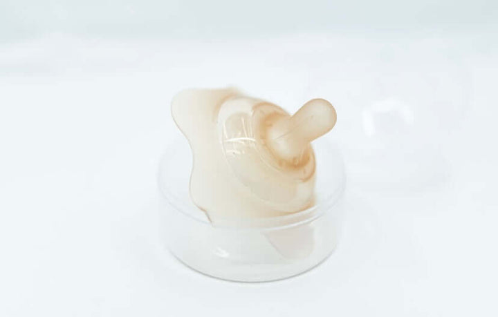 Silicone nipple shield BPA/BPS free for breastfeeding support, displayed in a clear case.