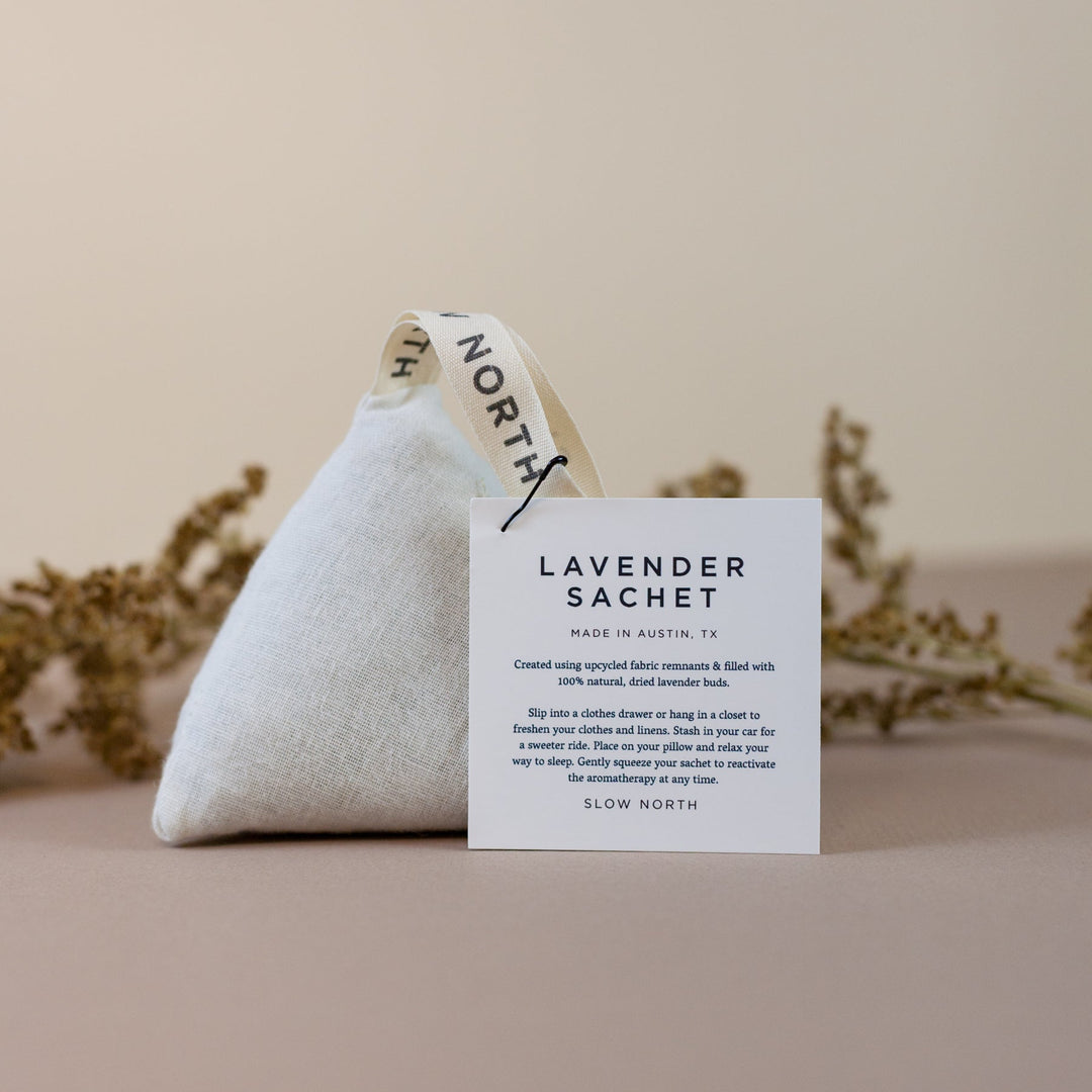 Lavender sachet made of natural cotton with a calming scent, perfect for freshening clothes or aiding sleep with dried lavender buds.