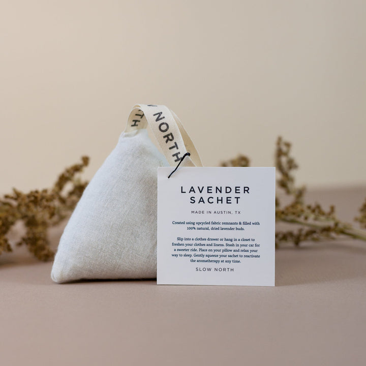 Lavender sachet made of natural cotton with a calming scent, perfect for freshening clothes or aiding sleep with dried lavender buds.