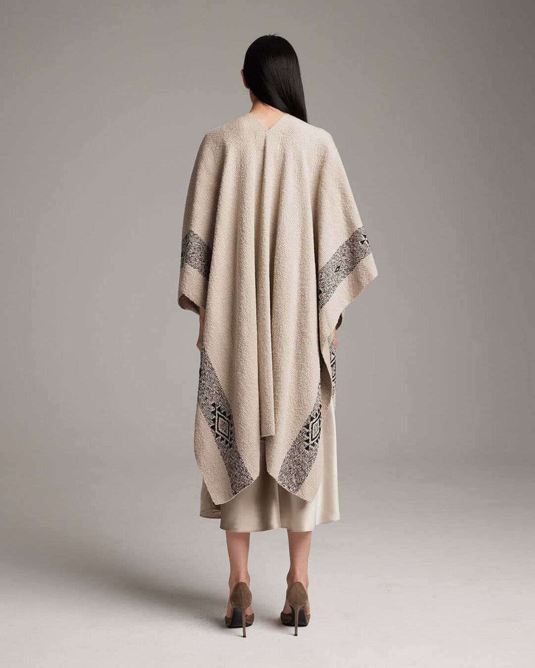 Back view of the Long Estrella Textured Cotton Duster, handcrafted with organic Pima cotton, featuring Mapuche design, worn by a model.